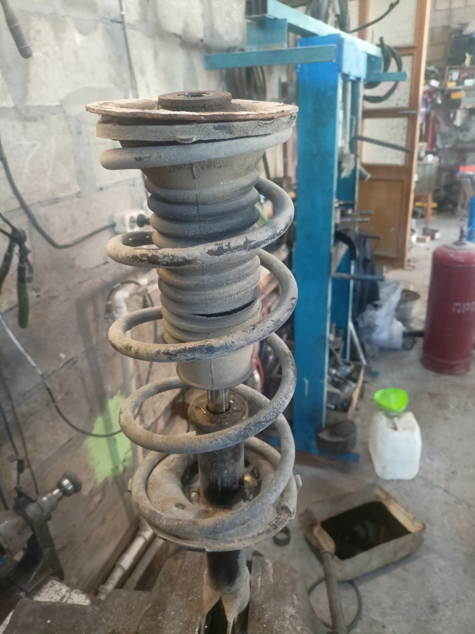 Пыльники передних стоек и усиленные пружины — FAW V5, 1,5 л, 2014 года ...