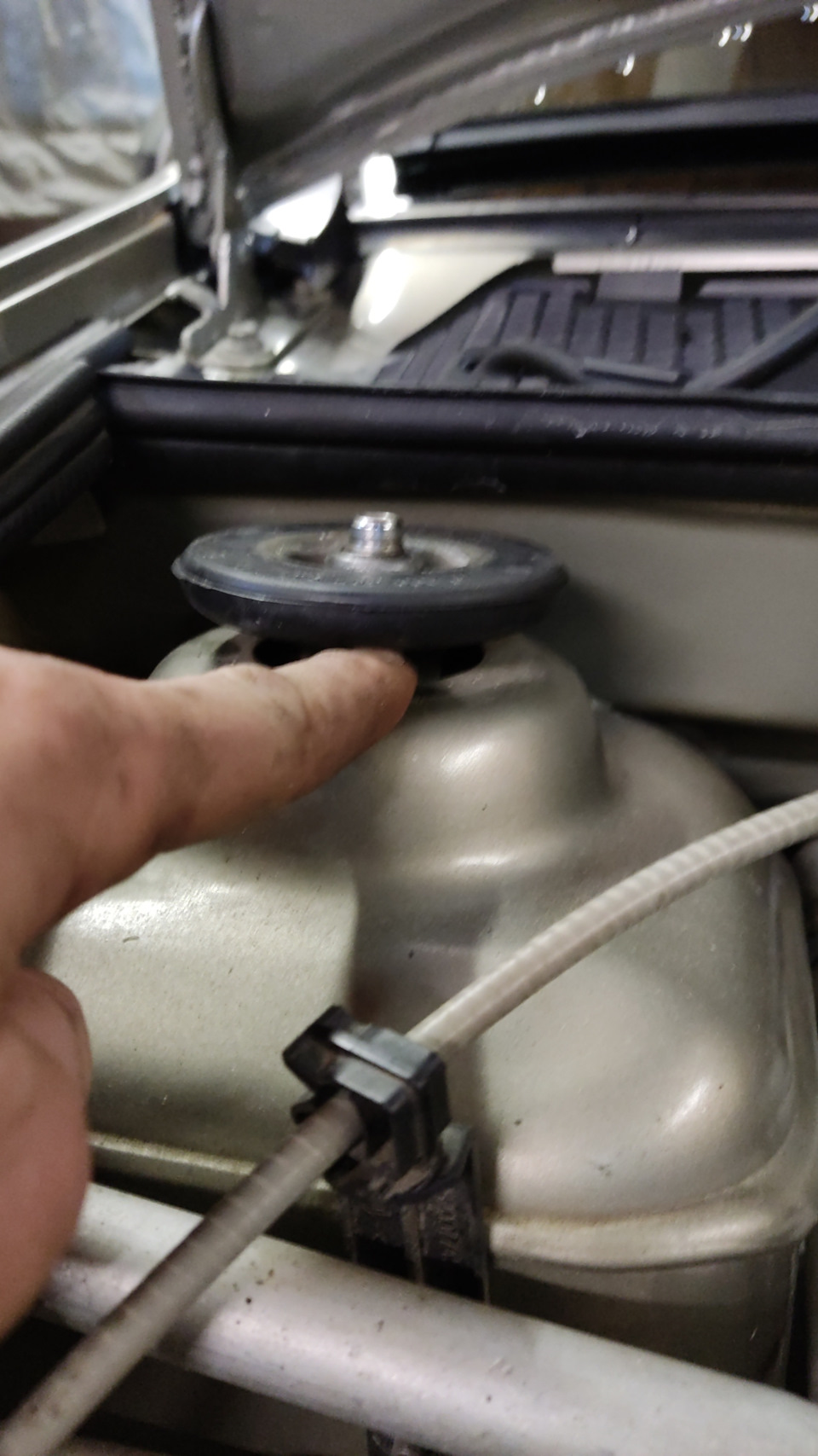 Вот такой зазор — Renault Logan (1G)