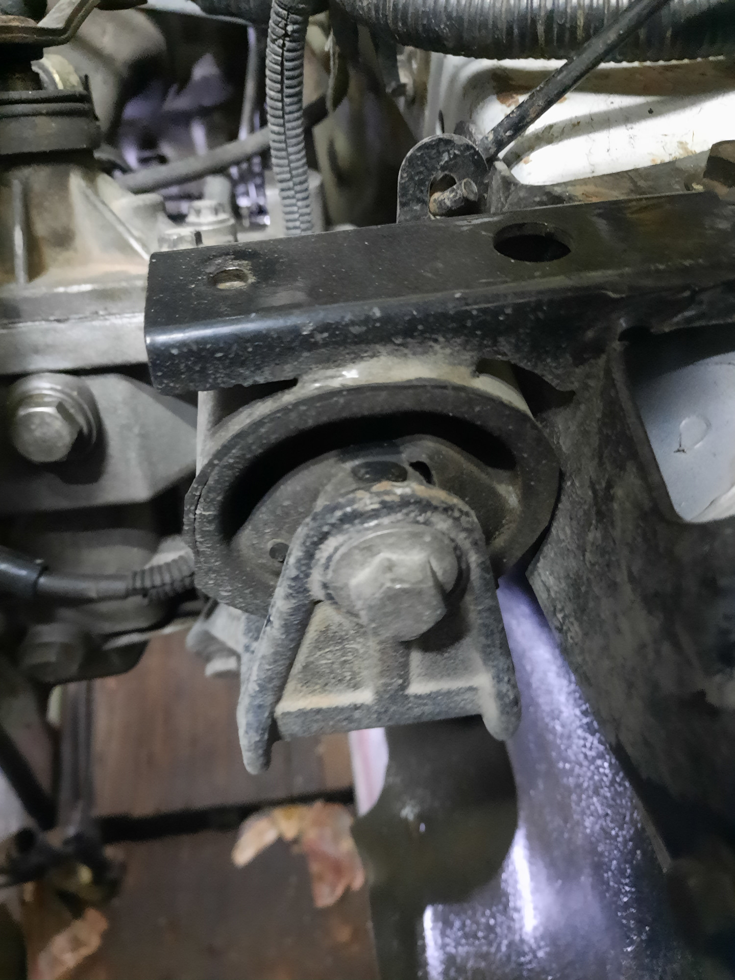 Вибрации лифан солано. Виброизоляция лифан солано 620. Передняя подушка двигателя лифан х60. Выхлопная система разрушение вибрация. Прокачка сцепления лифан солано.