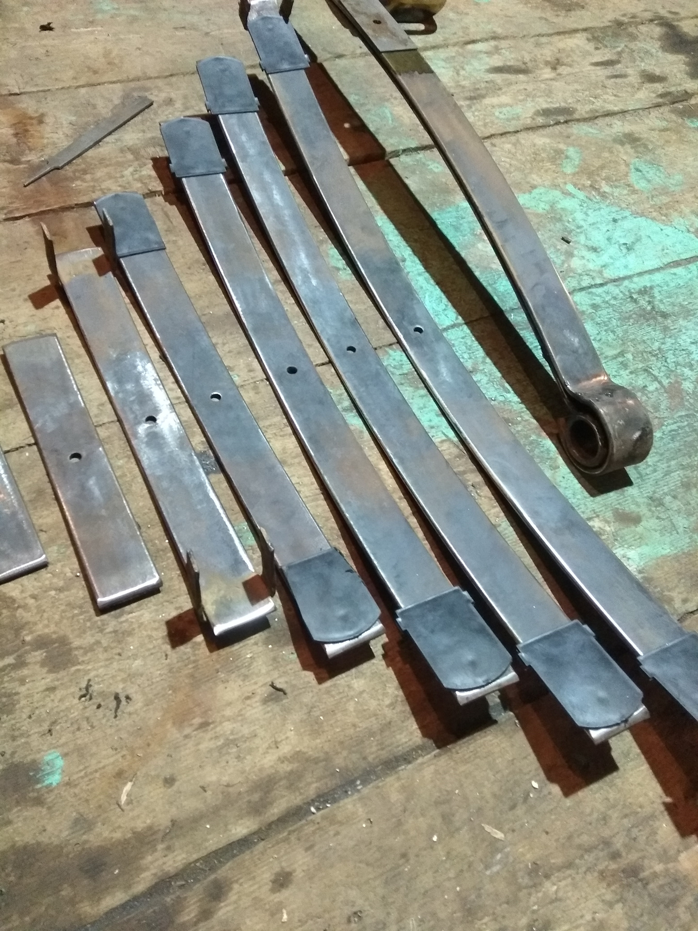 Разборка рессор. Рессора полуприцепа шмитц. Рессора на прицеп шмитц рефрижератор. Разборка рессор. Лифт уха рессор уаз 31514.