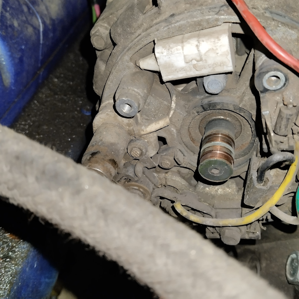 Интересный вопрос, на холостых еле горит лампочка АКБ, на оборотах ...