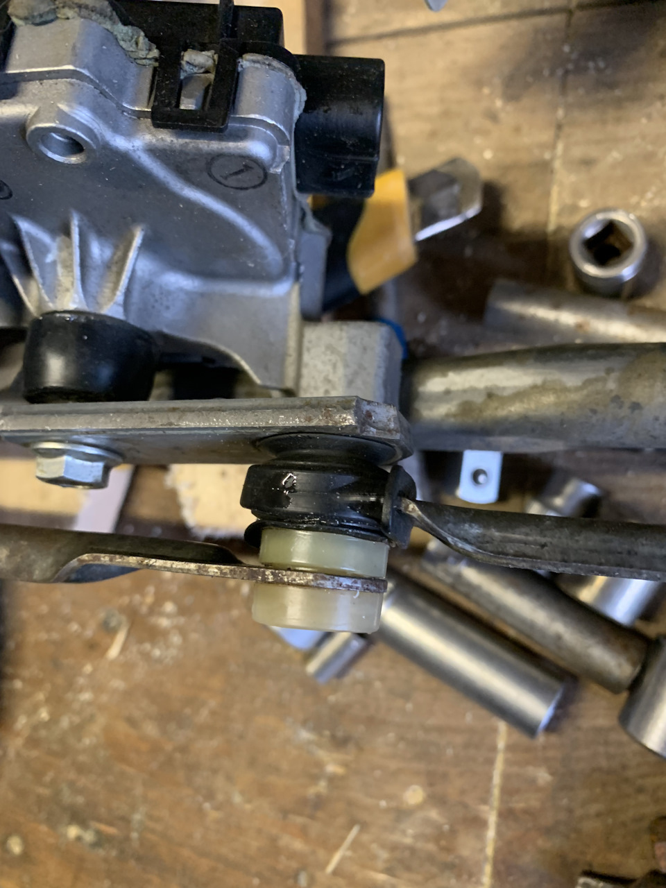 Ремонт шарнира трапеции стеклоочистителя — Toyota Hilux (7G), 2,5 л ...