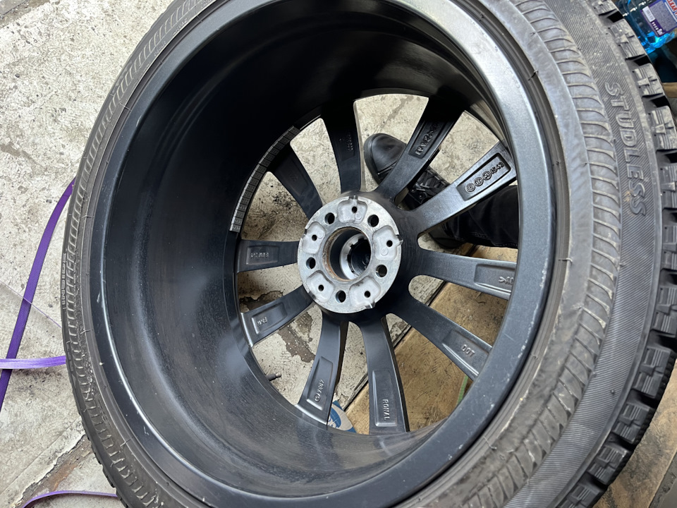 Шины зимние нешипованные Bridgestone 245/45 R20, литые диски BMW 9 ...