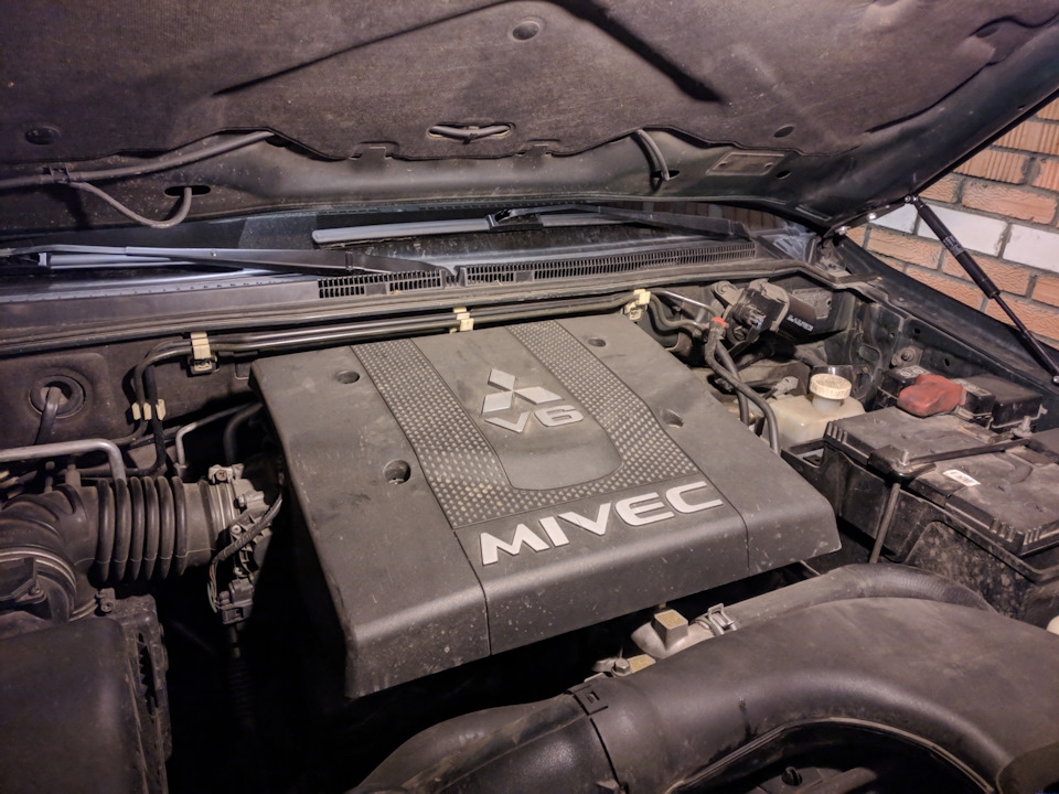 крышечка — Mitsubishi Pajero (4G)