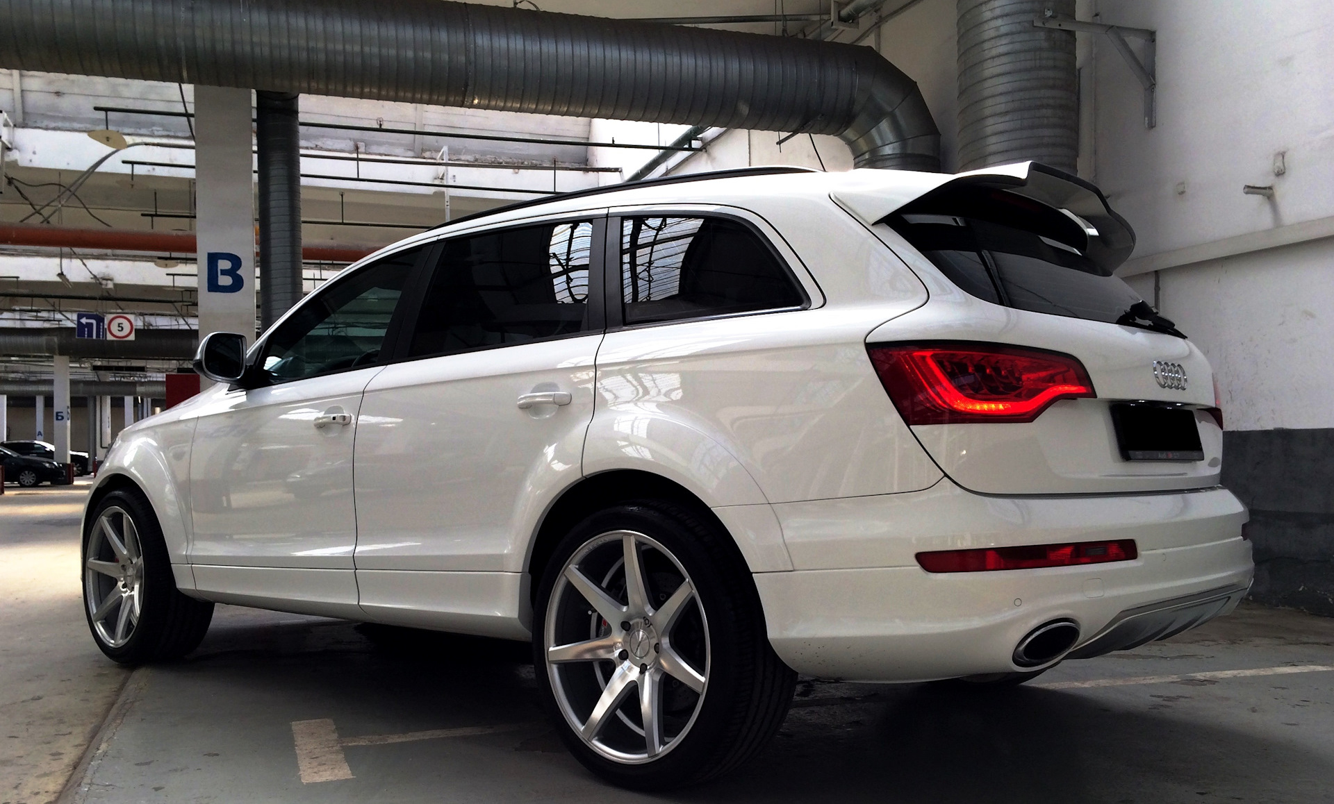 Q white. Audi q7 White. Ауди q7 белая. Audi q7 White 2008 Vossen Gold. Audi q7 2021 White r20.