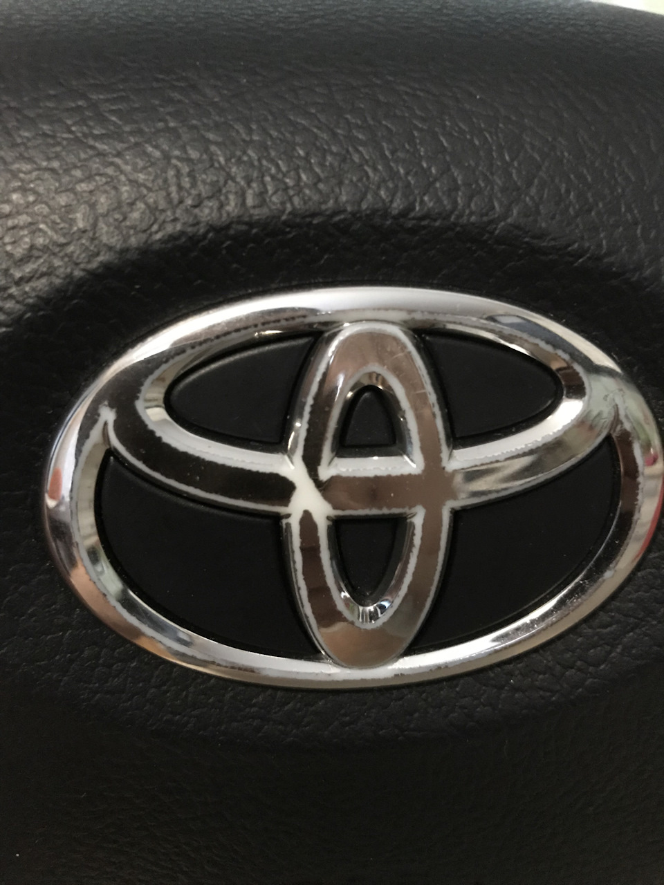 Toyota Camry 50 значок