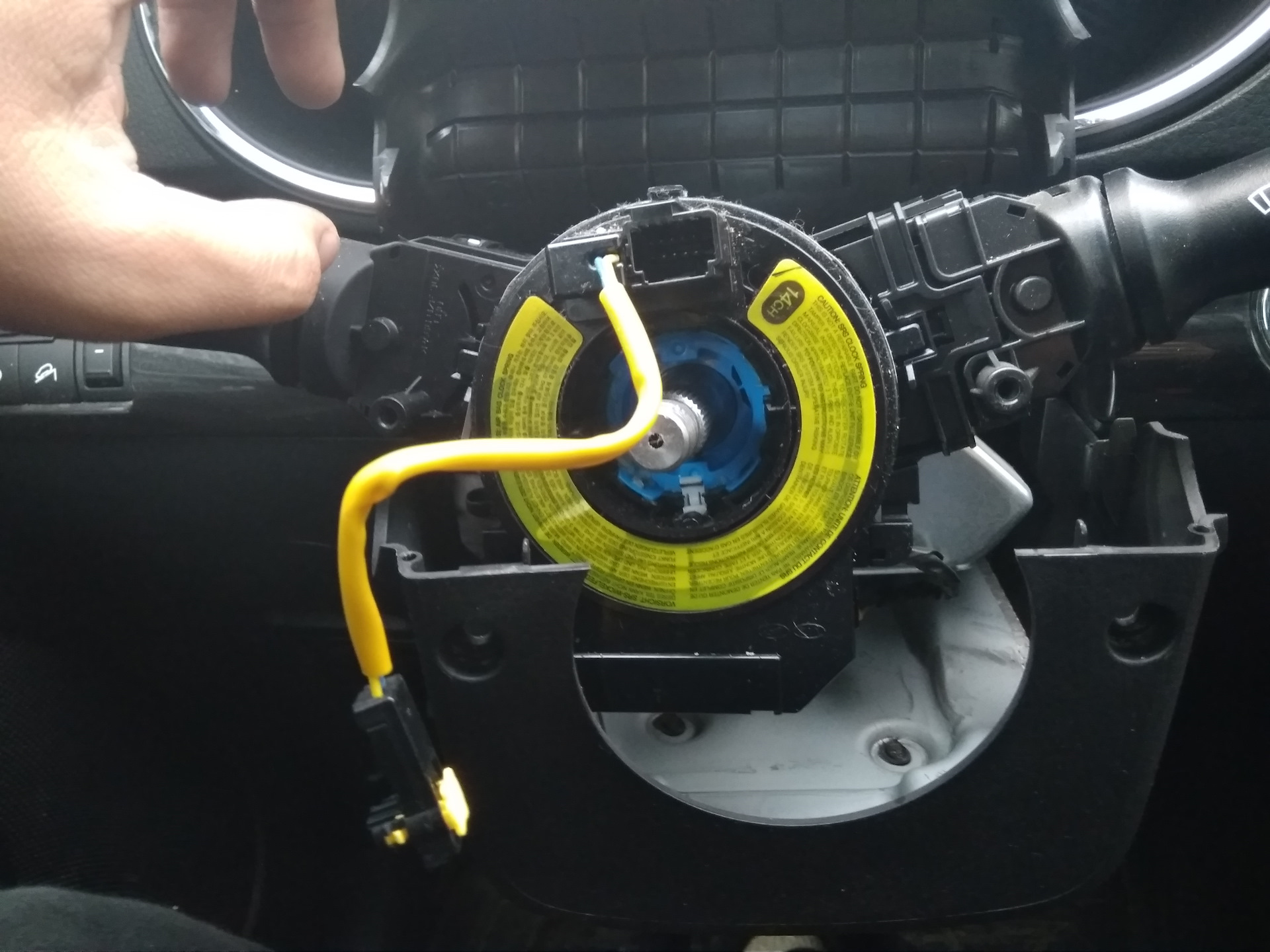 контактное кольцо руля митсубиси аутлендер 2016г. улитки на киа соренто два шлейфа. Mitsubishi lancer 9 улитка рулевая. шлейф руля на хундай санта фе 2007г. рулевой шлейф x-ray.