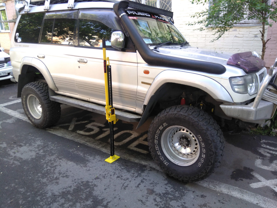 Anti hi jack. Mitsubishi Pajero 2 боди лифт. Паджеро спорт 3 Hi Jack 120. Паджеро и хайджек. Насадка на Хай-Джек для Land Rover Defender.