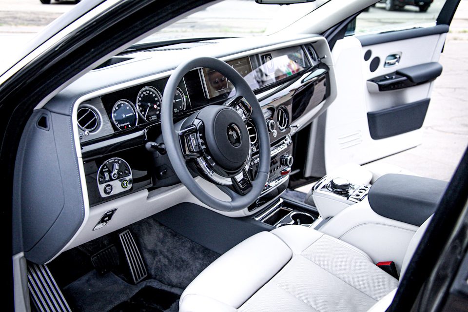 Автомобиль открытые двери rolls royce