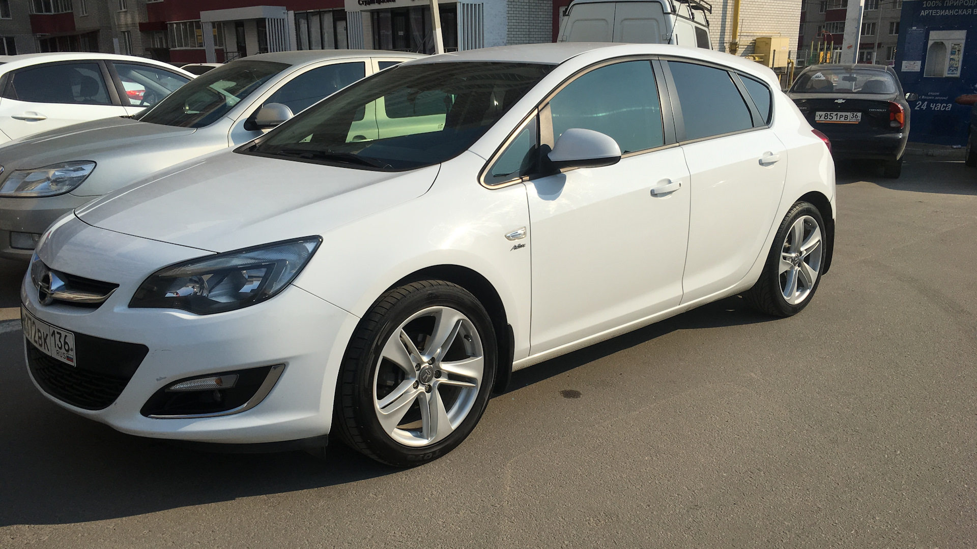 Opel Astra J 1.6 бензиновый 2013 | Белый Хэтчбек на DRIVE2