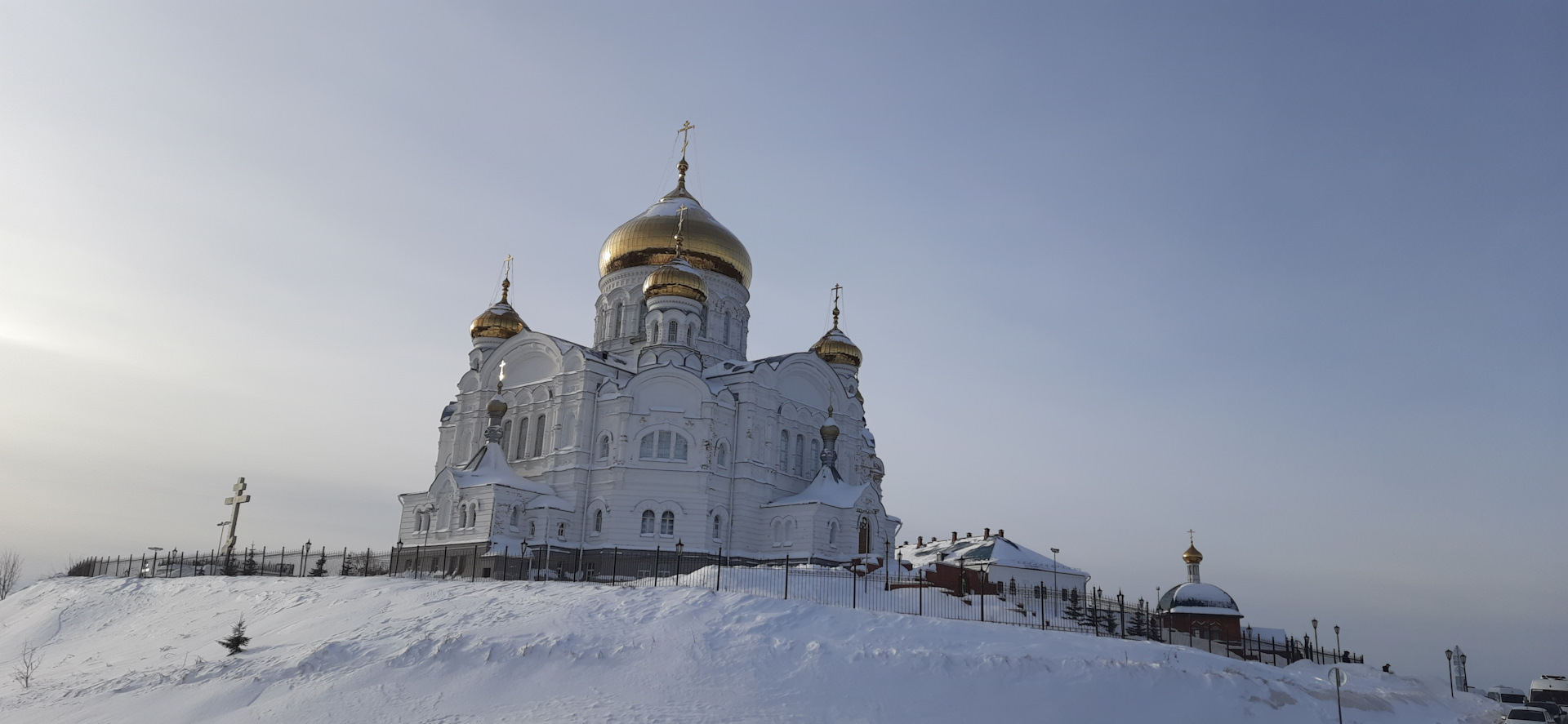 Белогорский Свято-Николаевский монастырь. Белогорский монастырь звонница. Белая гора Пермский край. Купель в Белогорском монастыре Пермский край.