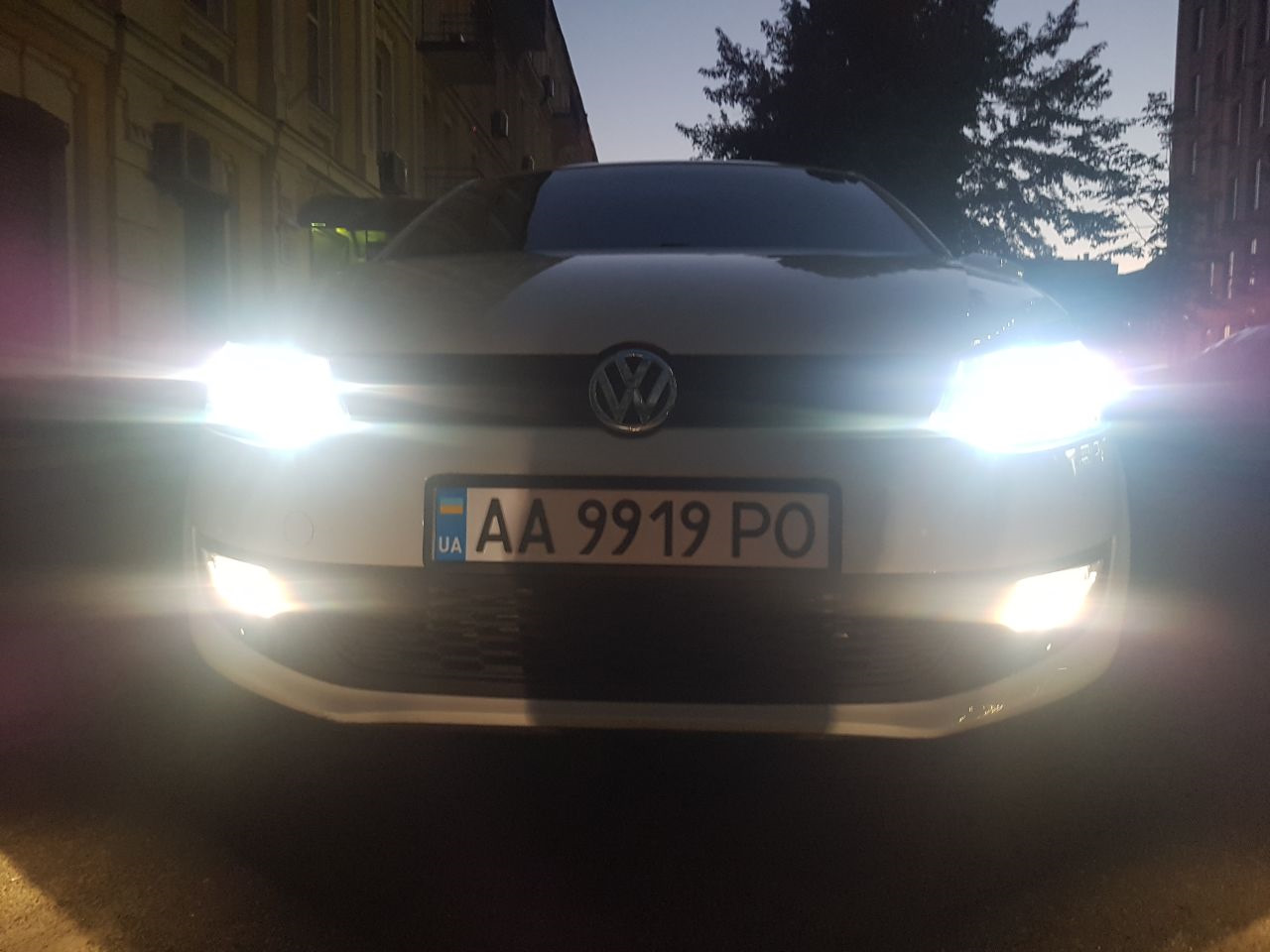 6000k light. Фольксваген поло 2021 свет фар. Лампы жёлтого света в фары Volkswagen Polo. Свет от фар поло Фольксваген. Белый свет лампы h4 VW Polo.