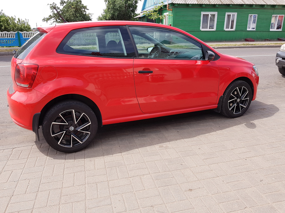 Polo Hatchback красный белые диски ралли