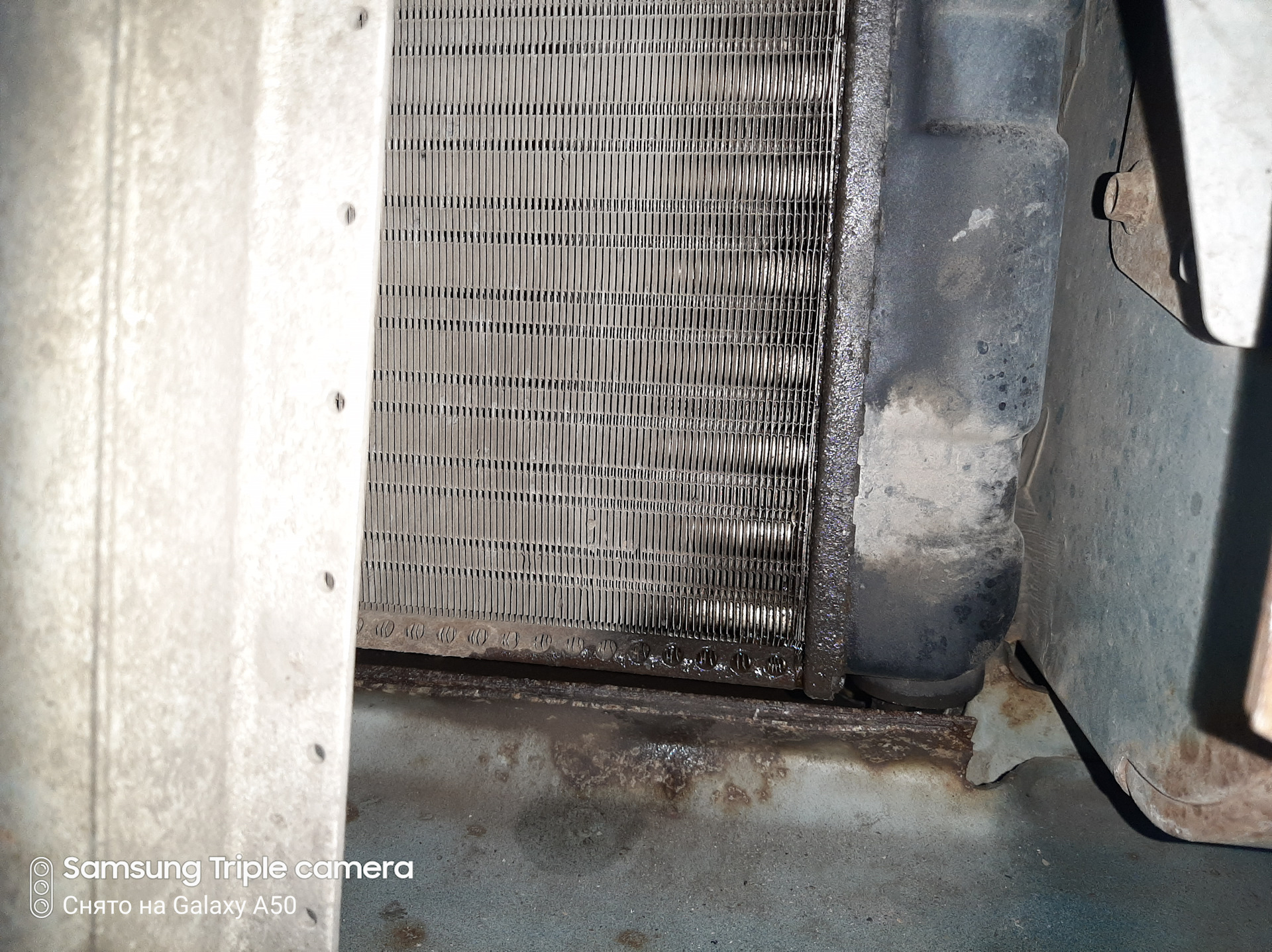 Течь радиатора нива шевроле. Течет радиатор шевроле нива. Течь радиатора нива шевроле. Chevrolet niva радиатор охлаждения. Chevrolet niva радиатор охлаждения.