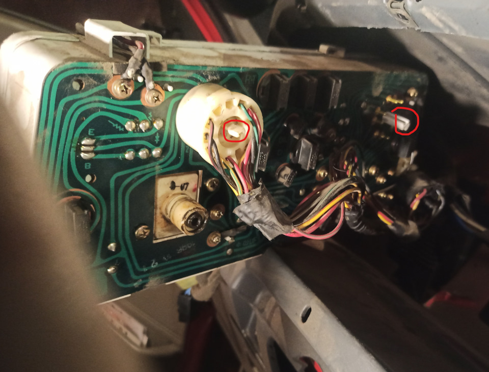 На картинке черный разъем уже снят. — KIA Pride (1G)