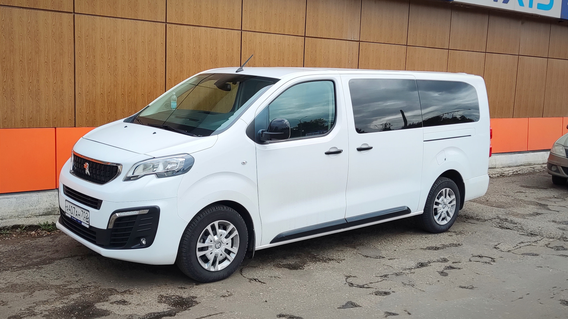 Пежо отзывы владельцев. Пежо боксер. Микроавтобус Пежо Травеллер. Peugeot traveller. Пежо Травеллер 2019 150 лс какой мотор.