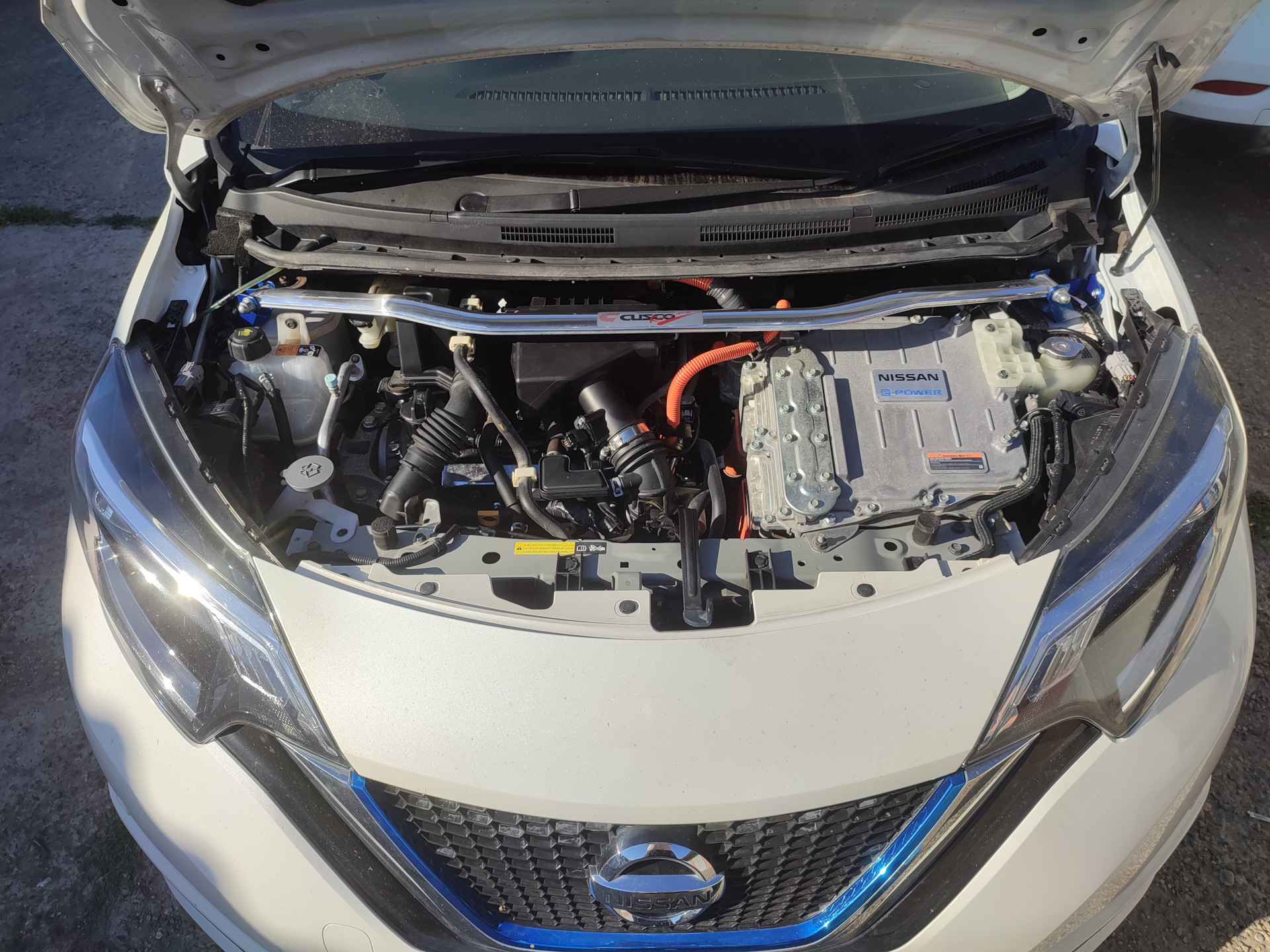 Note e power масло. Ниссан ноте е Пауэр двигатель. Ошибка p261c Nissan Note e-Power.