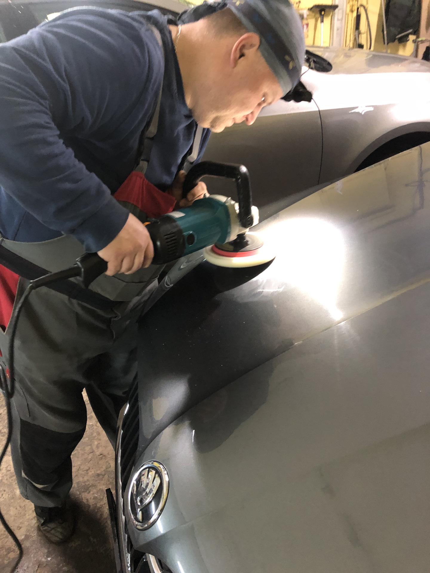 Skoda Octavia a7 вмятина на капоте от плитки — Bezpokras на DRIVE2