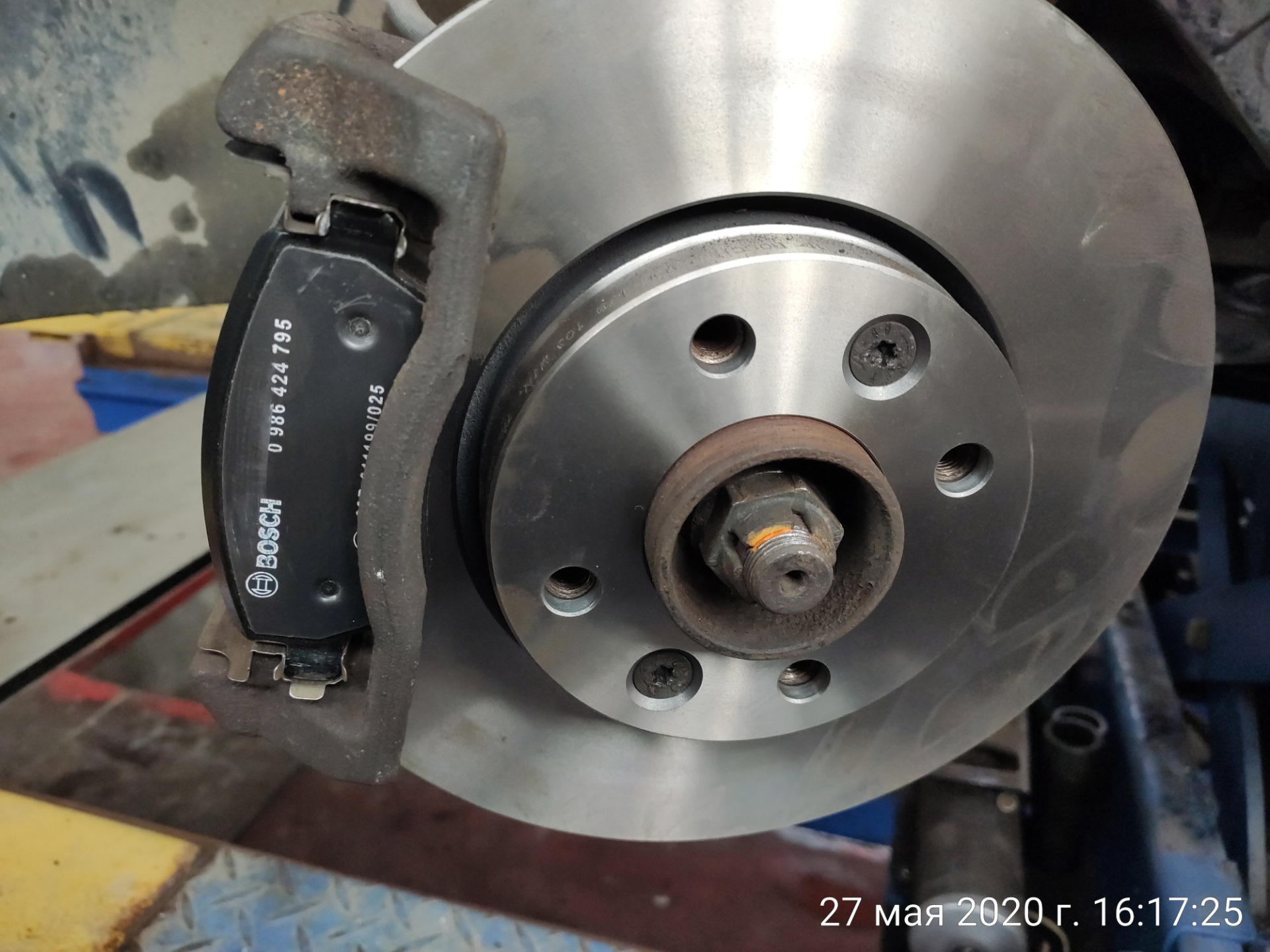 Тормозные колодки рено меган 2 передние. Тормозной диск рено меган 2 передний. Тормозные диски и колодки рено. Тормозной диск рено сандеро степвей 2. Дисковые тормоза на рено меган 2 1.