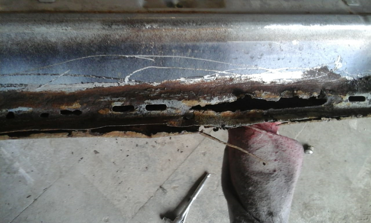 Дверь гранты коррозия сквозная. Низ двери нексия. Коррозия низа дверей прадо 150. Ржавчина на двери автомобиля. Коррозия двери.