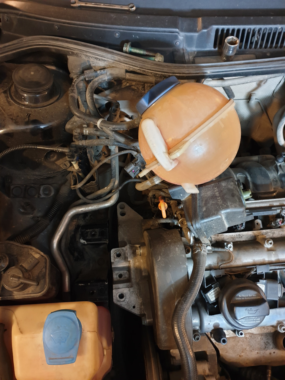 Замена правой опоры двигателя — Volkswagen Golf Mk4, 1,6 л, 2000 года ...