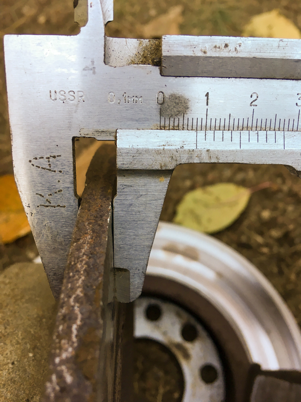 Срезал болгаркой бортики и замерил толщину тормозного диска — 8 мм. Это минимально допустимая по регламенту. Этот диск пробежал 87000 км за 6,5 лет. — Skoda Octavia A5 Mk2