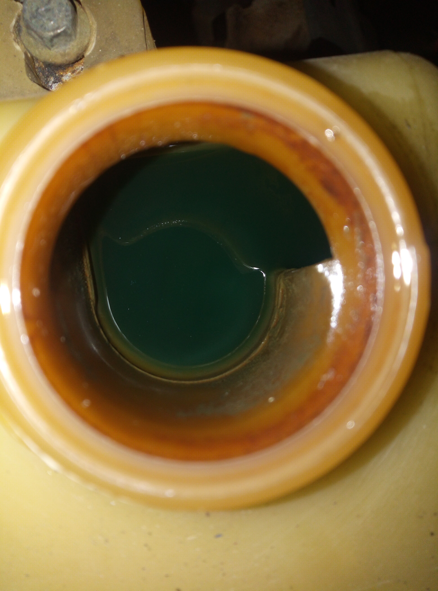 Пленка в бачке антифриза. 8 масло в расширительном бачке. Эмульсия в антифризе 2107. Эмульсия нива 21213. Масло в расширительном бачке.