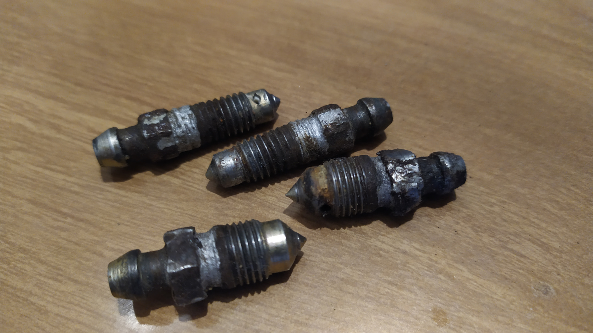 обломался штуцер прокачки на суппорте. сломанный штуцер прокачки. штуцер прокачки сцепление на опель вектра б 2 литра. штуцер прокачки митсубиси лансер. сломанный штуцер прокачки.