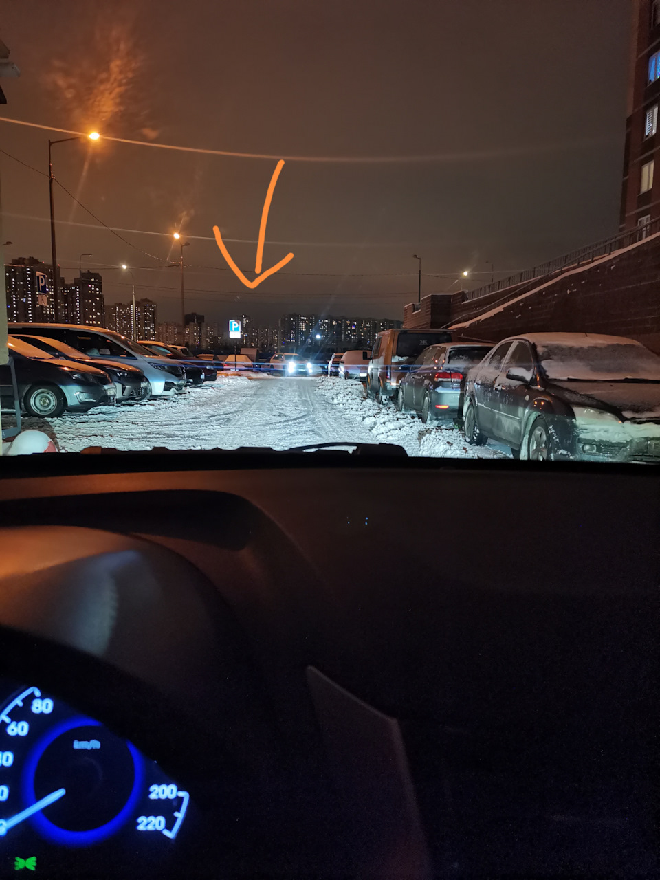 Знак в ~50 м. от меня. Сияет так, как будто бью дальним. — Hyundai Solaris (1G)