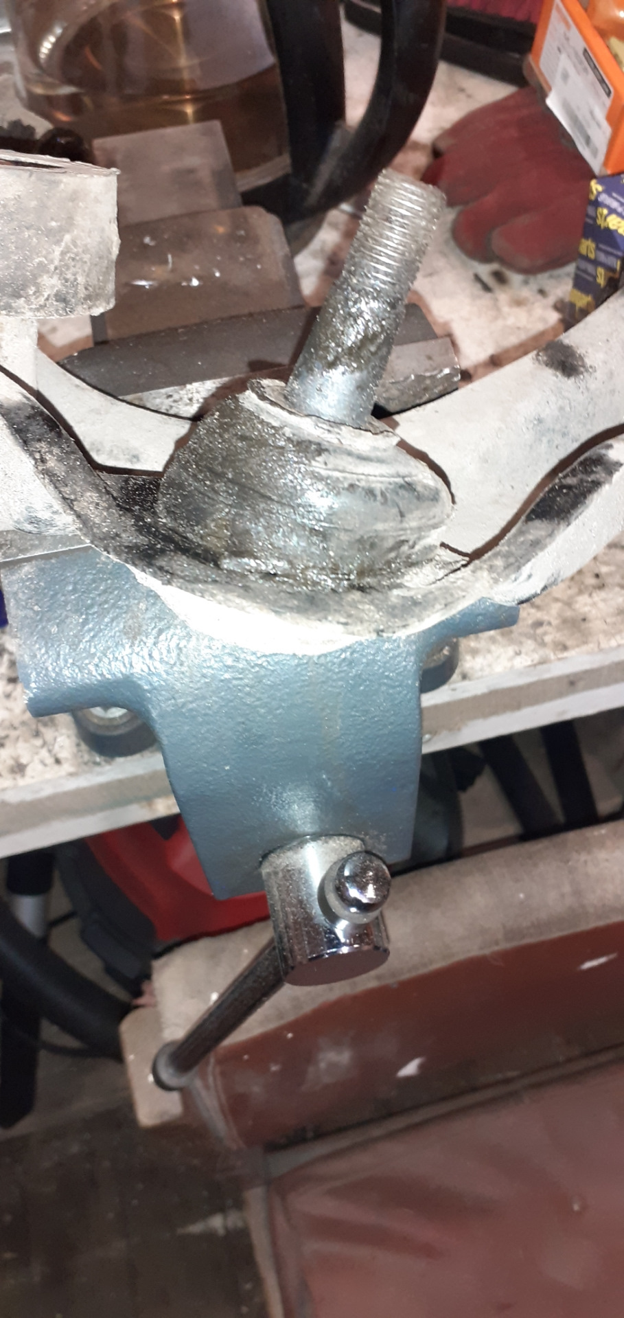 Замена передних колодок, стоек стаба и верхнего правого рычага — Mazda ...