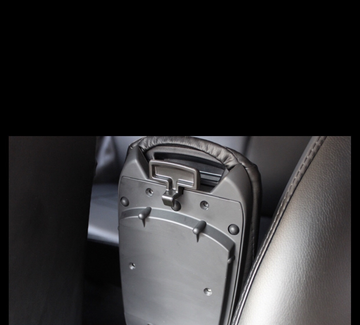 Подлокотник solaris 2 снятие. Подлокотник hyundai solaris 2021. Защелка подлокотника для hyundai solaris 2016. Замок подлокотника хендай солярис. Toyota spacio подлокотник drive2.