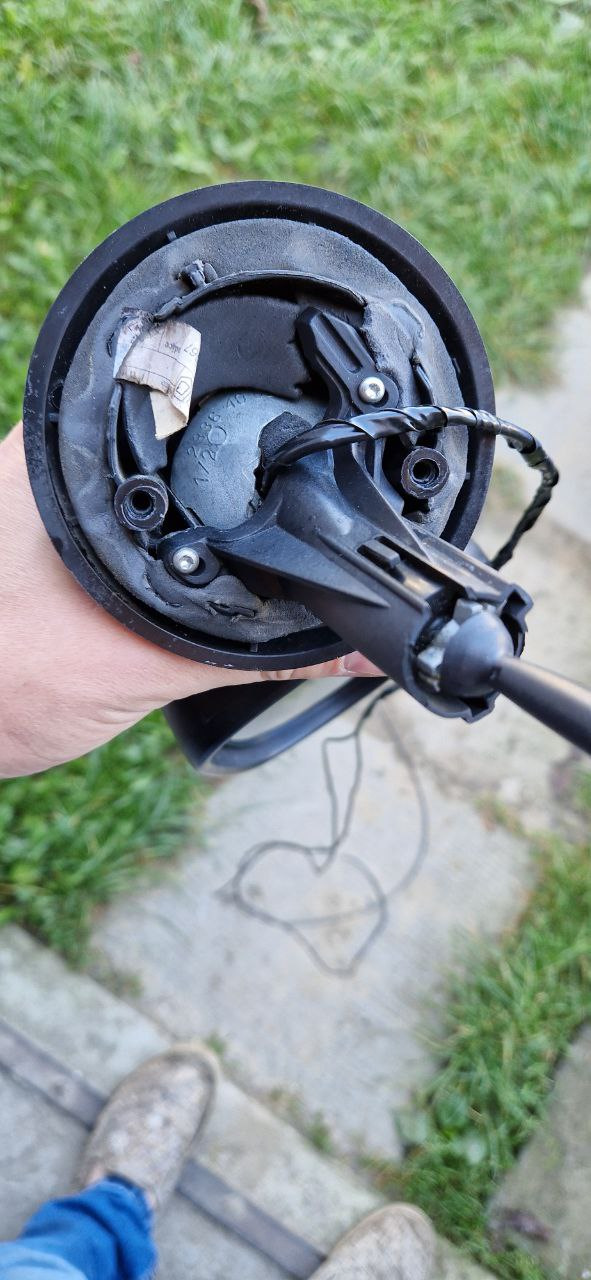 Провода выходя с дзеркала в салон — Dacia Logan (1G)