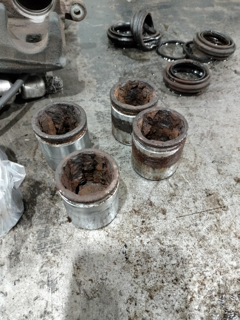 Заклинил тормозной суппорт — Subaru Legacy (BL/BP), 2 л, 2008 года ...