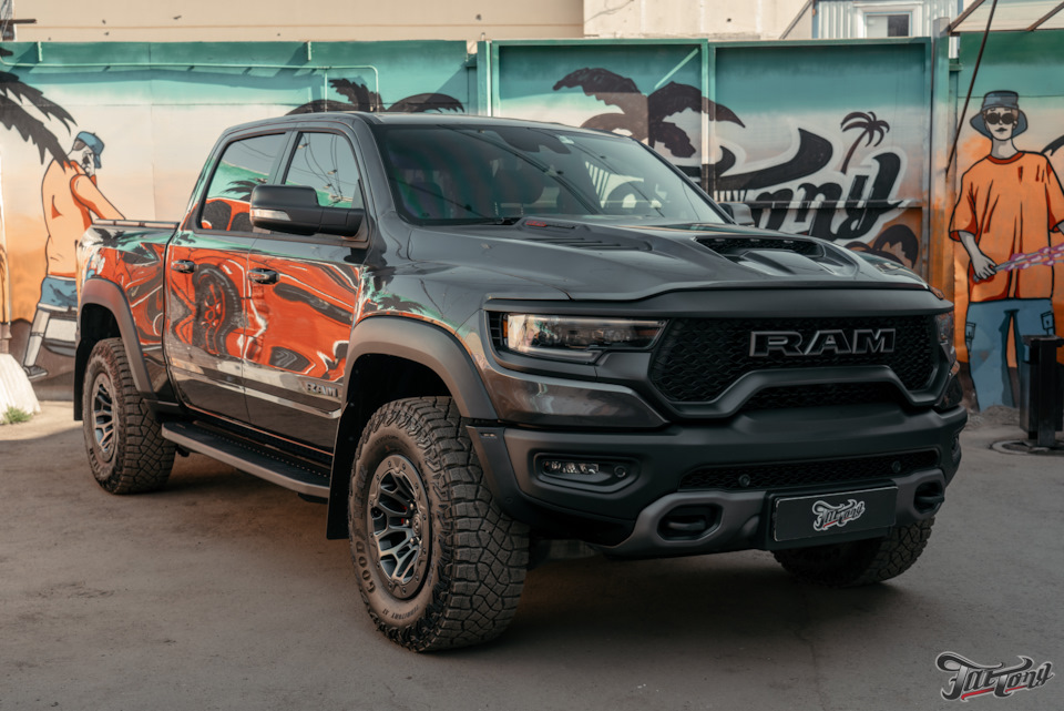 Комплексная шумоизоляция, цветные ремни, тормозная система Brembo ...