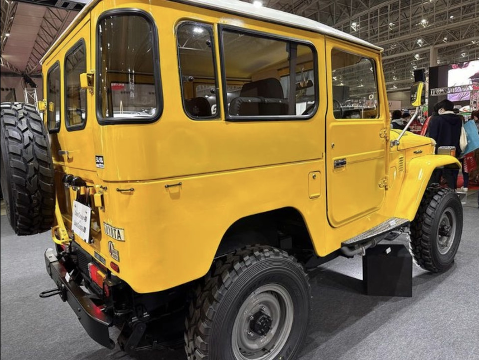 Зачем-то покрасили чёрным подножки. Так в оригинале не было — Toyota Land Cruiser 40