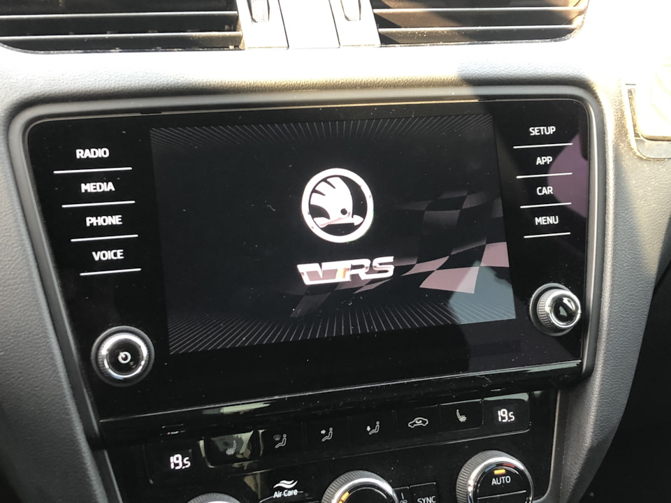 OYAAAgAs5 A 960 заставка на телефон шкода