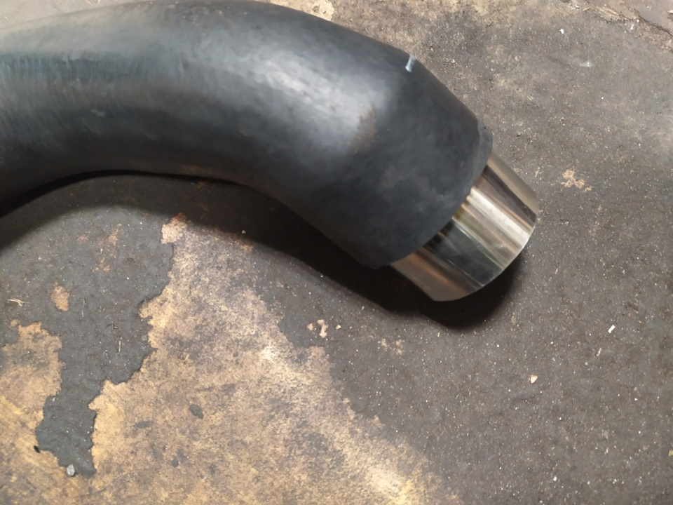 Вставил трубу в родной патрубок. — Mitsubishi Pajero (4G)