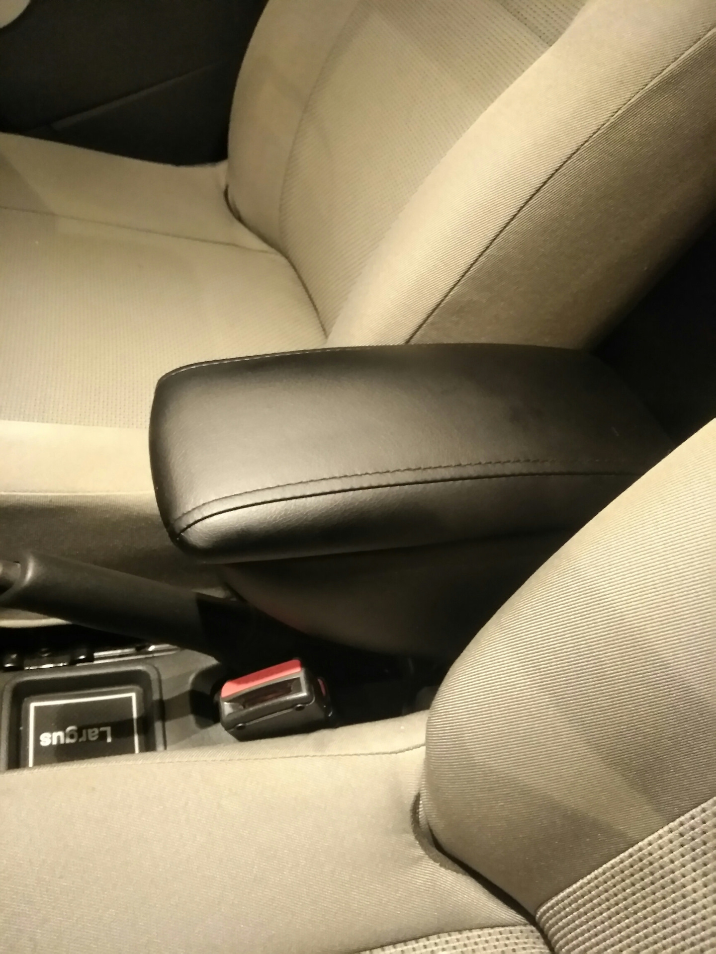 Подлокотник — LADA Ларгус, 1,6 л., 2019 года | аксессуары | DRIVE2