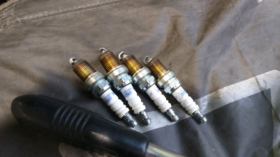 Состояние свечей после 26 тысяч километров — заправки в 95% — Роснефть, топливо АИ 95. — Lada Vesta SW (1G)