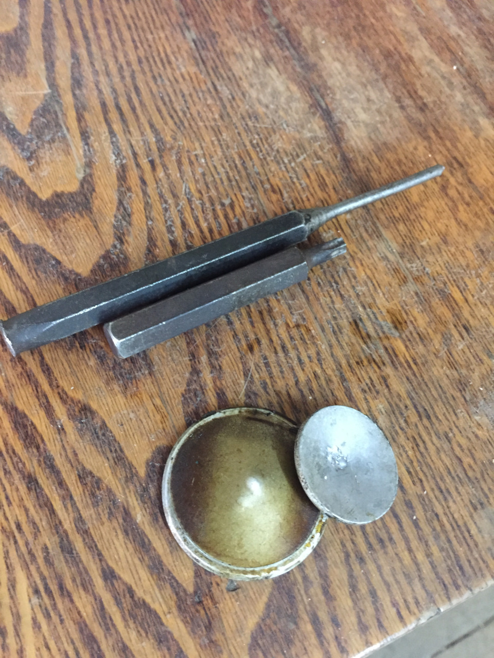 Замена проста, необходим молоток и керн. — BMW 1 series (F20)