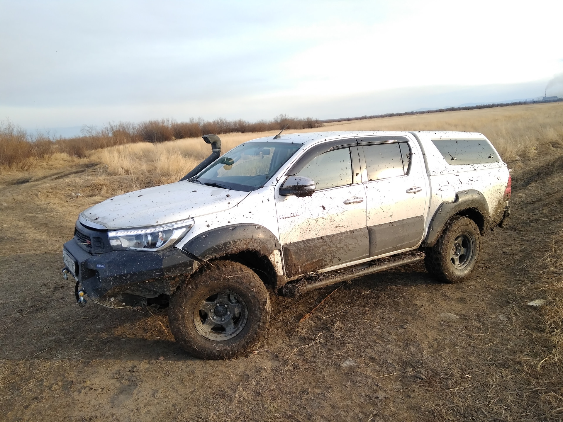 Колесо тойота хайлюкс. Toyota Hilux 33 колеса. Хайлюкс на 33 колесах. Хайлюкс на 35 колесах. 33 Колеса на Хайлюкс 7.