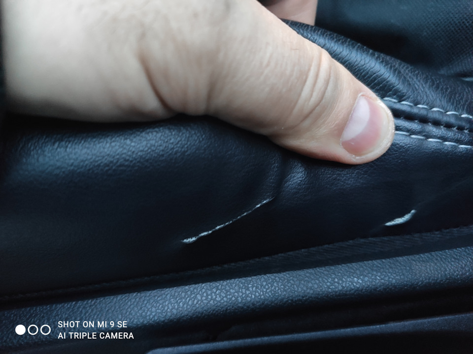 Треснувшая обивка водительского сидения — Skoda Kodiaq, 2 л., 2019 года ...