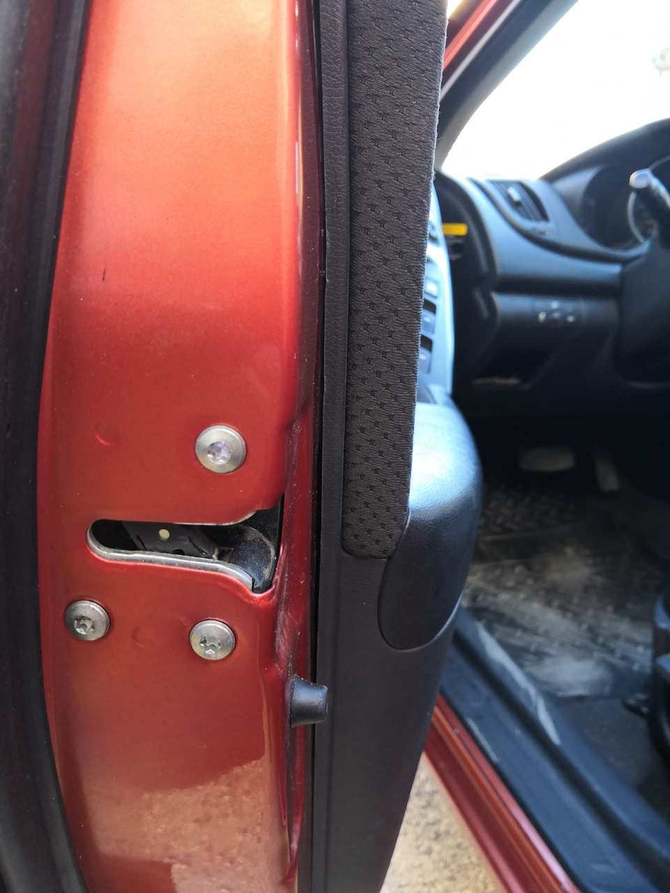 Резинка для межкомнатных дверей. Анкер крепление межкомнатной дверной коробки. Дверная коробка перекосилась. Монтаж межкомнатных дверей. Перекос входной двери.