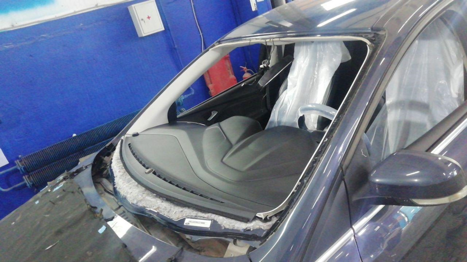 Замена лобового стекла — Ford Focus Wagon III, 1,6 л, 2012 года | визит ...