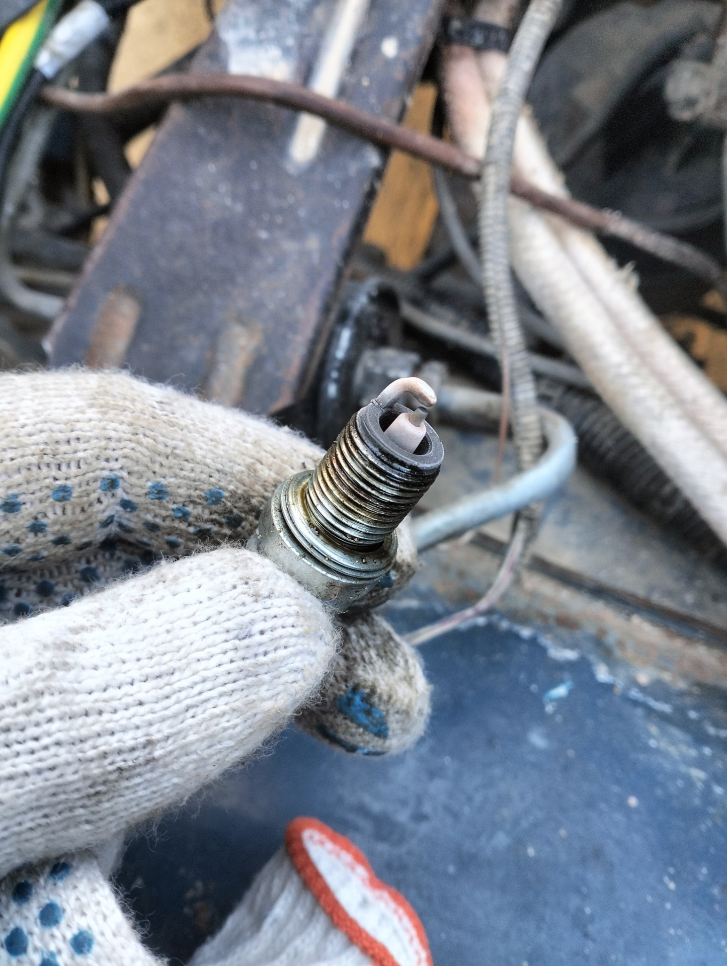 Нива 2007 год машина1-2 цилиндр пропуск зажигания свеч провод менял ...