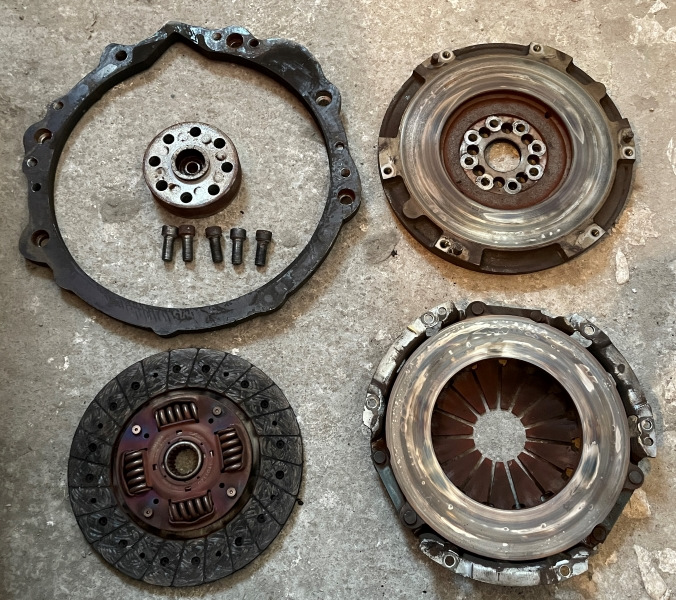 Комплект сцепления и переходная плита. Вопросов, почему оно буксовало, быть не должно. Вообще, часто я стакивался с буксующим сцеплением. Часто оно грелось. Это одна из причин, почему скорее хотелось сменить коробку и использовать нормальное сцепление. — Toyota Altezza