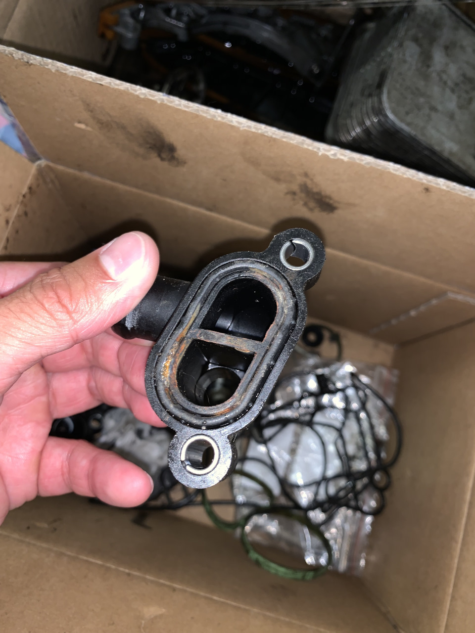 Фланец снятый, следы коррозии. Еще чуть-чуть и потек бы. — Porsche Cayenne (2G) 958