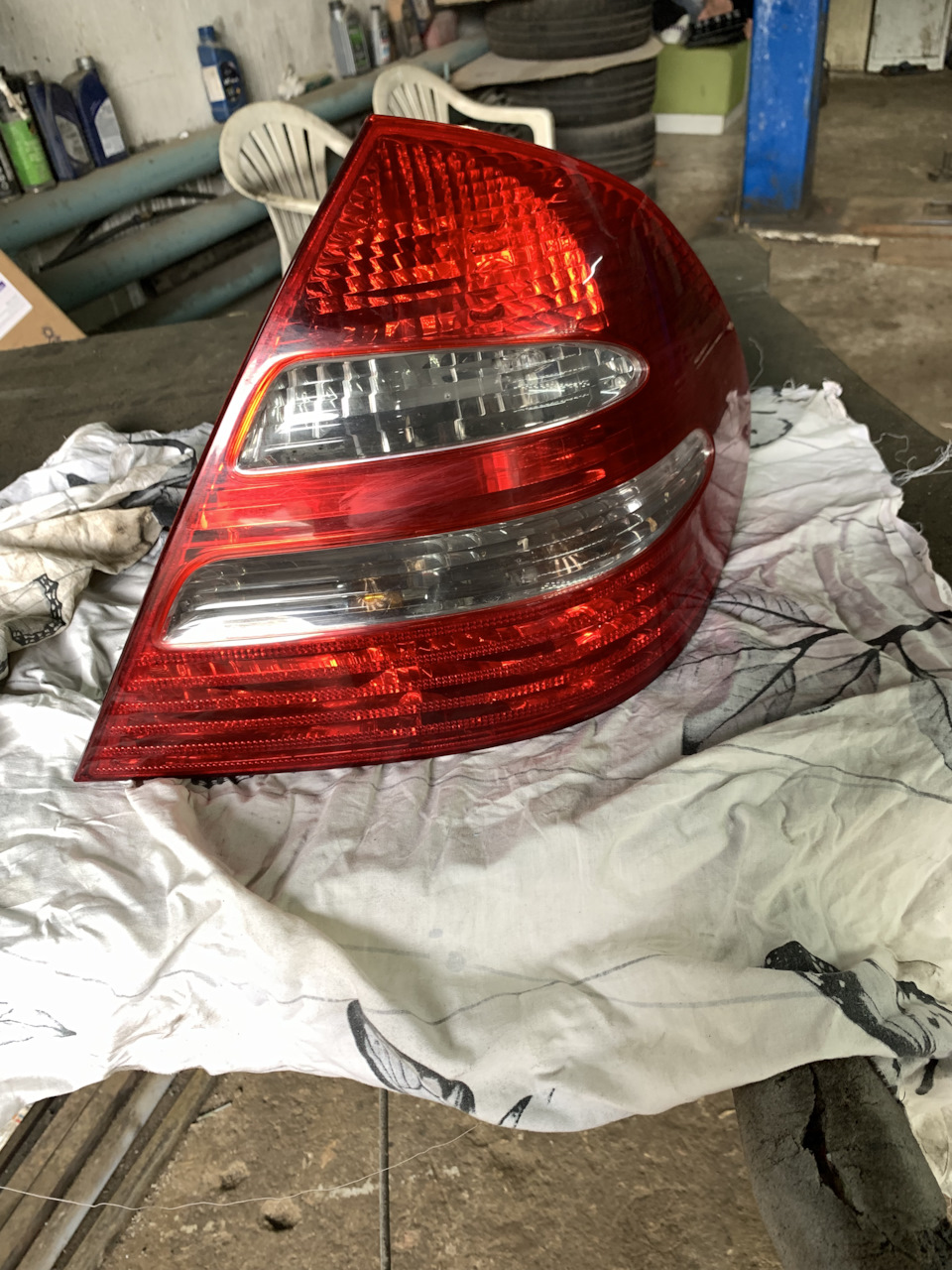 Покрыл чёрным лаком задние фары — Mercedes-Benz E-class (W211), 3,2 л ...