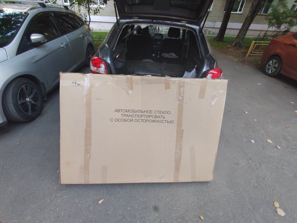 Огромная коробка, не делайте как я, снимите коробку и едьте домой, как человек, а не поджав ноги и с вертикальной спиной 🤦😃 — Lada Гранта Лифтбек (2G)