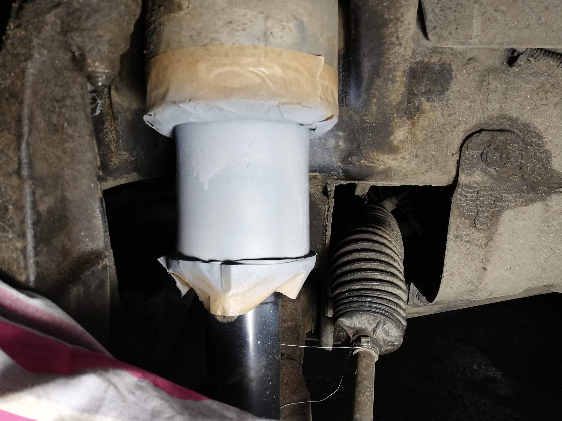 Range rover salga пыльник передней стойки. Discovery 3 пневмоподвеска. Discovery 3 пневмоподвеска. хомуты пыльников пневмостойки range rover 2005. глушитель пневмоподвески land rover discovery.